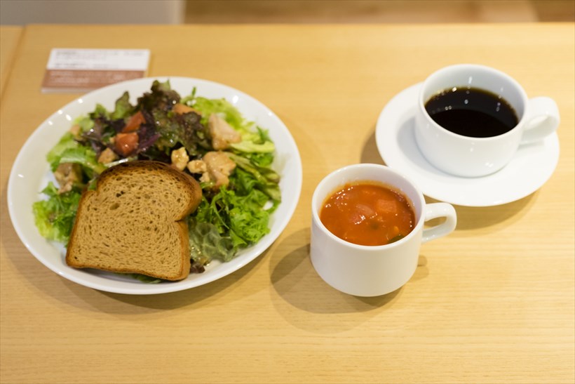 ↑ランチセットの「新潟野菜とグリルチキンのさっぱりサラダセット」(1000円)