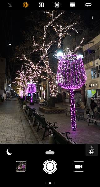 ↑夜景にカメラを向けると、画面左下に月のアイコンが表示され、被写体を正しく検知したことがわかる