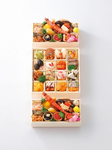 旬の彩を盛り込んだ日本料理で知られる「柏屋 大阪千里山」と、ワインと薬膳中華として名を馳せるナチュラルチャイニーズレストラン「Essence」が、それぞれの重の監修でコラボレーションした『和・中華風 二段三重』。素材の味わいを大切にした伝統的な味付けの和の重は一人前ずつ。辛い・甘い・酸っぱい・苦い・しょっぱいという五味をバランスよく配した中華の重は、好きなものを取り分けられるオードブル仕立てに。“和中”折衷でワインにも合うという新スタイルです