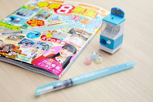 この号では、水筆ペンとミニミニガチャマシンが付録に。超ミニチュア版のガチャは付属のシールでデコることも!