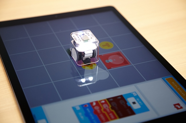 特別号の「ターボエイト」。プログラム通り、かわいく動き出す。価格は19,800円(税込)。学べるアプリ、遊べるアプリは無料。詳細はhttps://sho.jp/sho8/tabo8
