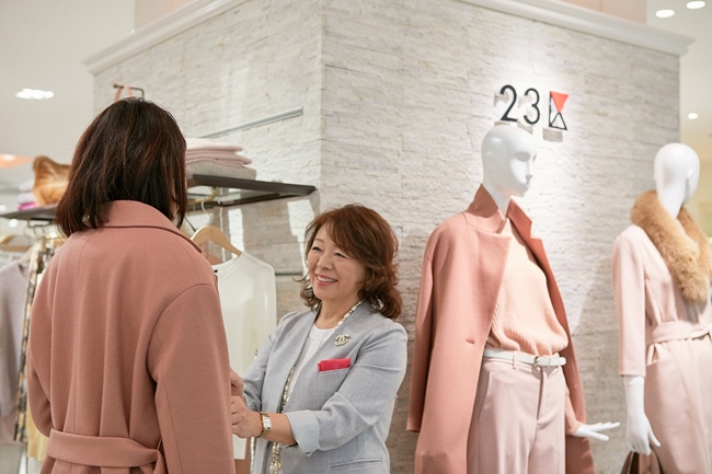 「大人の女性なら、きちんとした場所に着て行っても恥ずかしくないコートも持っていてほしいですね」としぎはらさん。シーン5ではコートの選び方も教えていただきます