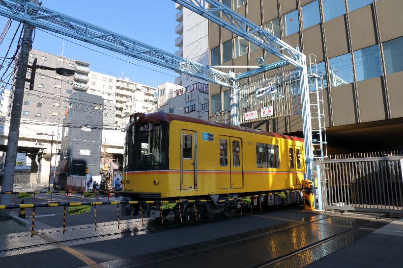 ↑上野検車区の出入口にある踏切(イベント開催日以前に撮影したもの)。ビルにはさまれた小さな踏切で目立たない。出庫・入庫は朝や夕方に行われることが多い