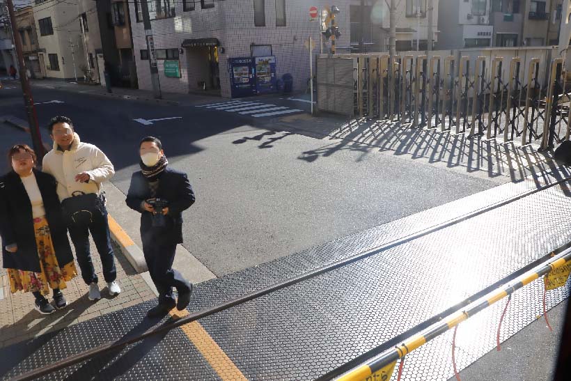 ↑車内から見た踏切の様子。貴重なイベント列車の姿を撮影しようという鉄道ファンの姿も見受けられた