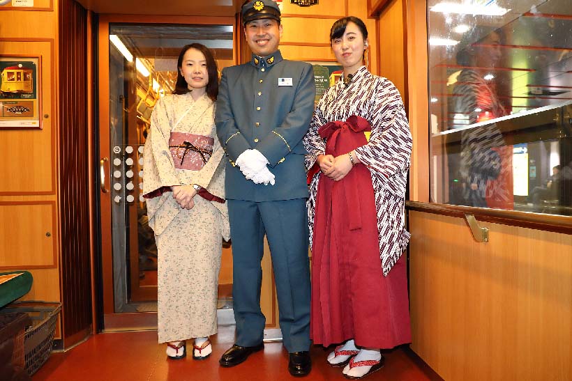 ↑運転士と車掌はレプリカ制服を着て乗務。臨時列車では当時の乗客の服装を再現した添乗員も同乗してイベントを盛り上げた
