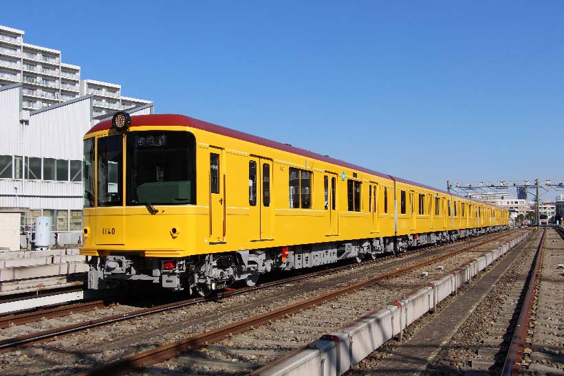 ↑銀座線1000系特別仕様車。ヘッドライトが一灯のほか、車内外ともレトロなイメージを強調して造られている(写真提供:東京メトロ)