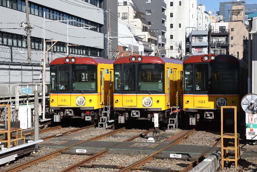 ↑イベント列車内から見た上野検車区内の留置線。ビルに囲まれた車両基地であることがよくわかる。1000系には90周年のステッカーが貼られている