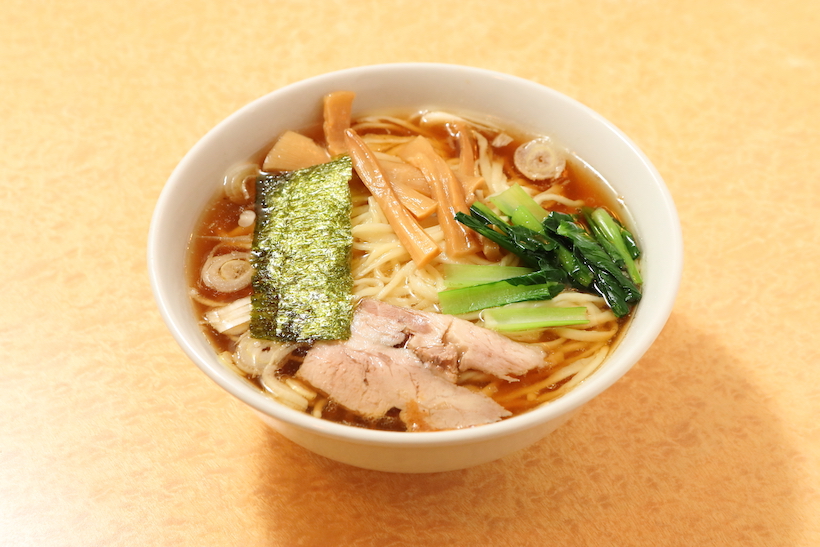 ↑らーめん(550円)醤油・平打ち麺。魚介を使わない鶏ガラ、豚骨のシンプルなスープは、麺の風味を邪魔しない絶妙な味の濃さ。一般的なラーメンの倍近くの麺量でこの価格とは驚きだ