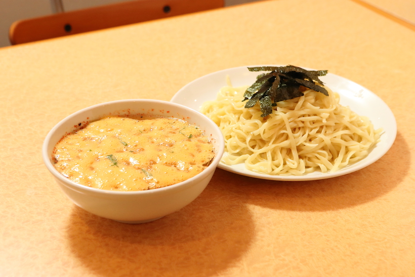 ↑納豆つけらーめん(800円)佐高発祥の味。全卵を溶いた程よい粘りとふわふわの食感が最高。酸味のあるつけダレに合う納豆を水戸まで行って探し求めたという