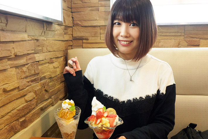 ファミレスデザートの定番“パフェ”が1番おいしいのはどのチェーン!? アイス探偵・前田玲奈が身体を張って食べまくる