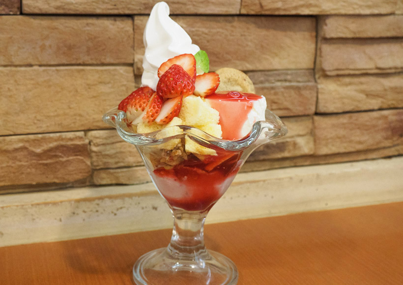 ↑↑苺と自家製パンナコッタのミルキーソフトクリームパフェ 740円(税別)