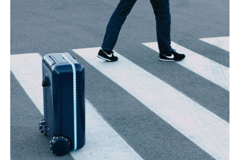 世界初の「完全自走」で手ぶら旅行を実現! 掃除ロボットの次は「自走式スーツケース」がくる!