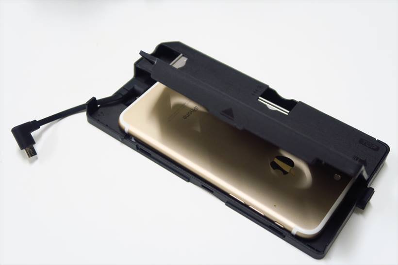 ↑本体からトレイを取り出し、スマホを正しくセットする。USBケーブルは3種類付属するので、自分のスマホに合ったものを選ぼう