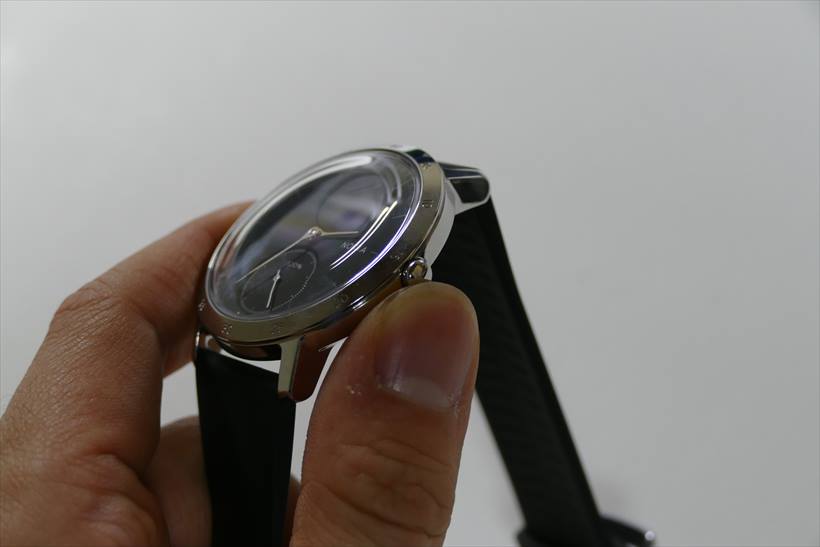 ↑右サイドに位置するシンプルなリューズは、ディスプレイを操作するボタンになっている