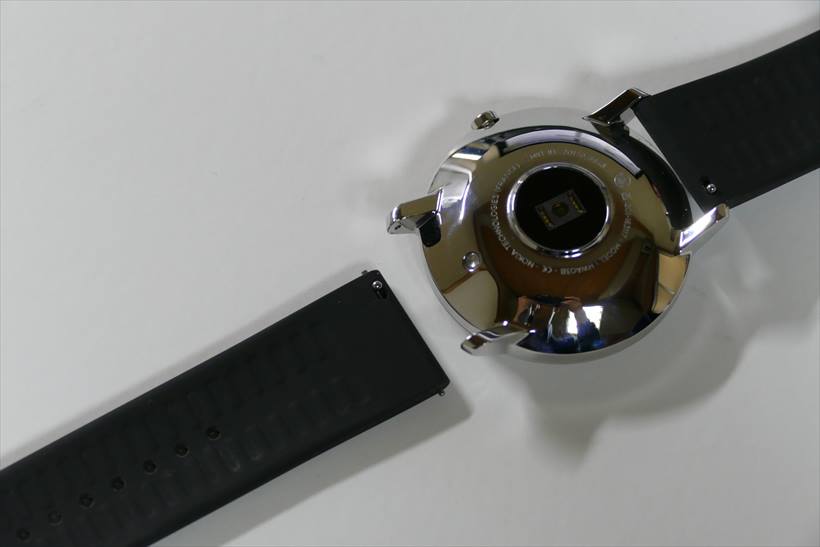 ↑バンドはピンで固定するタイプなので、取り外しに工具は不要。40mmモデルなら20mm幅のバンドと付け替えられそうだ