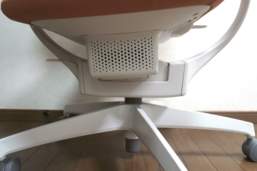 ↑座面を傾けると、2層のメカが体の動きにスムーズに追随する