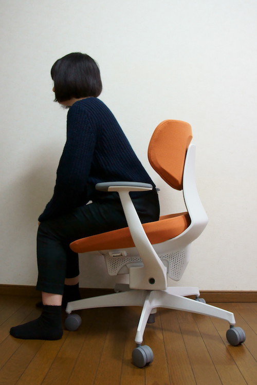 ↑パソコン作業のときになりやすい前屈み(モデルの身長は156cm)