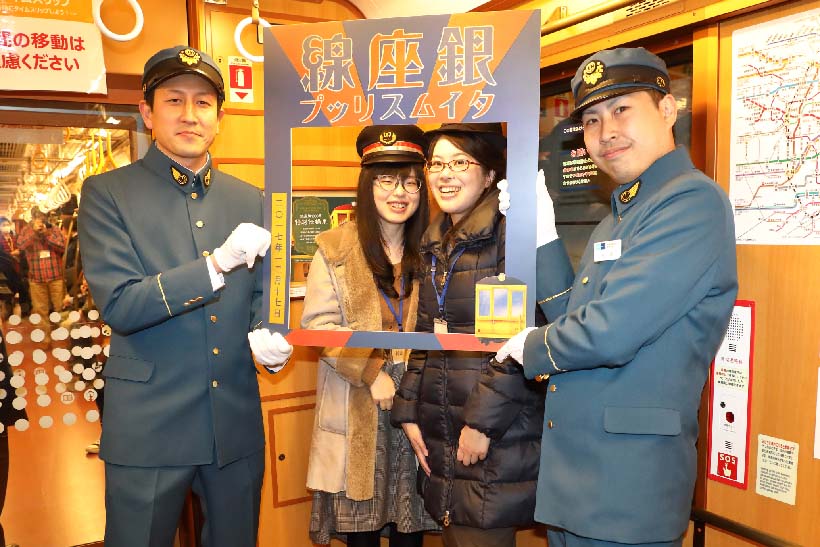 ↑復刻された開業当時の制服を着た乗務員と記念撮影。銀座線タイムスリップというワクも用意され盛り上がった