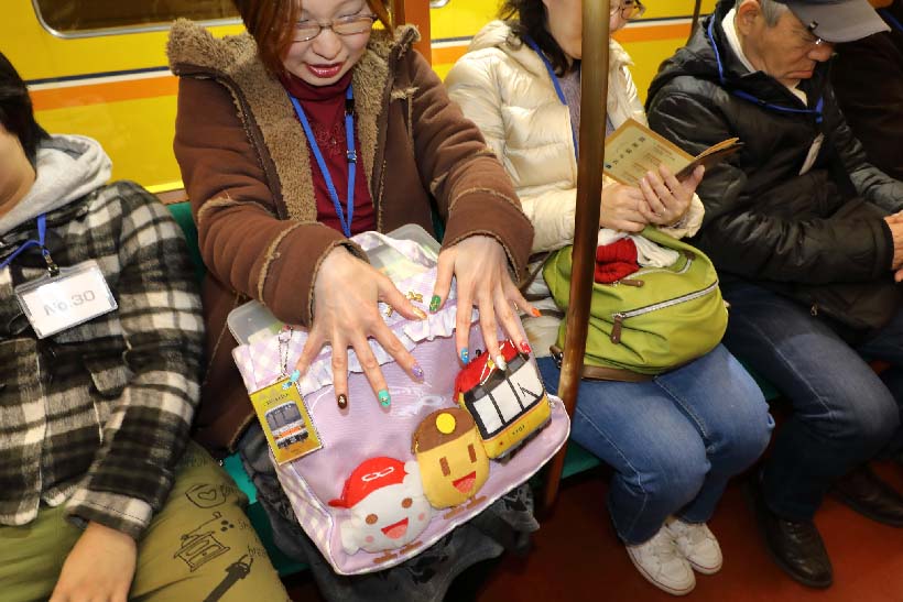 ↑東京・東村山から参加した銀座線大好きのR.Uさん。ネイルは左の小指から路線が生まれた順にラインカラーが施されていた。バックほか地下鉄ファンらしき小物がすごい