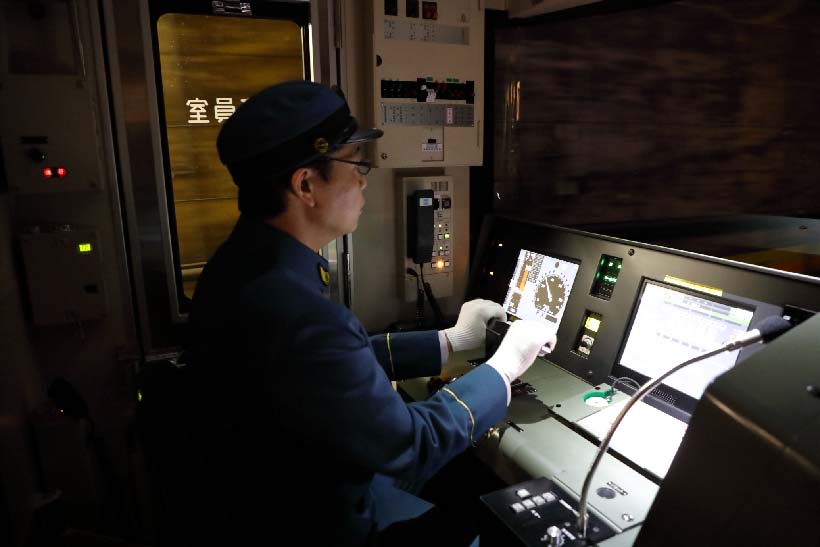 ↑イベント列車の運転士も復刻版の制服を着用。旧萬世橋駅など幻の駅付近ではできるだけ速度を落として運転された