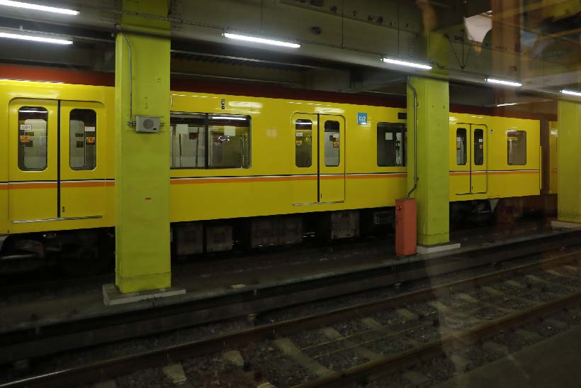 ↑渋谷駅の道玄坂側に設けられた屋内にある引込線。ここで乗務員が交代し、浅草駅方面へ電車が折り返す