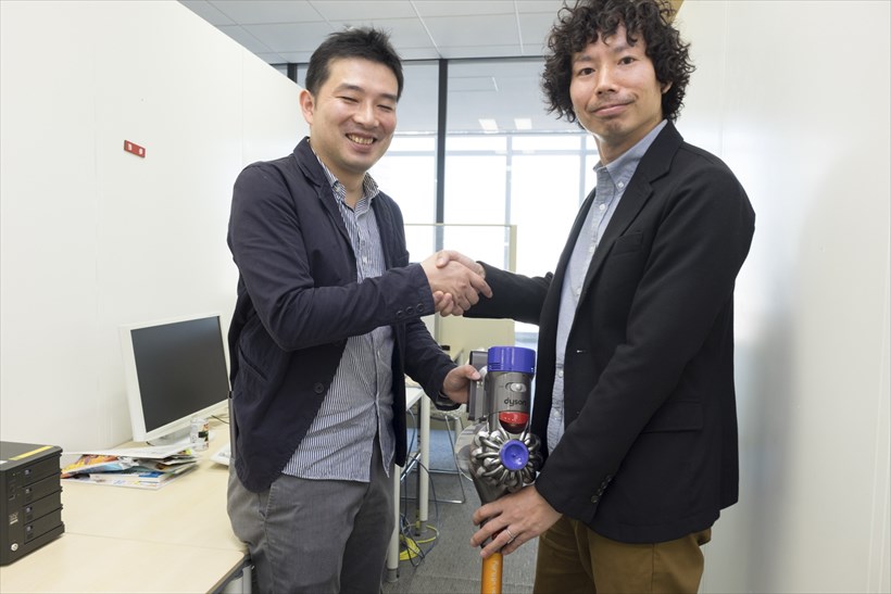 ↑「おめでとう。今日から君がお掃除部長だ」と野村。野村編集長、それは違います。V8を手にした瞬間、誰もが「お掃除部長」になれるのだから……