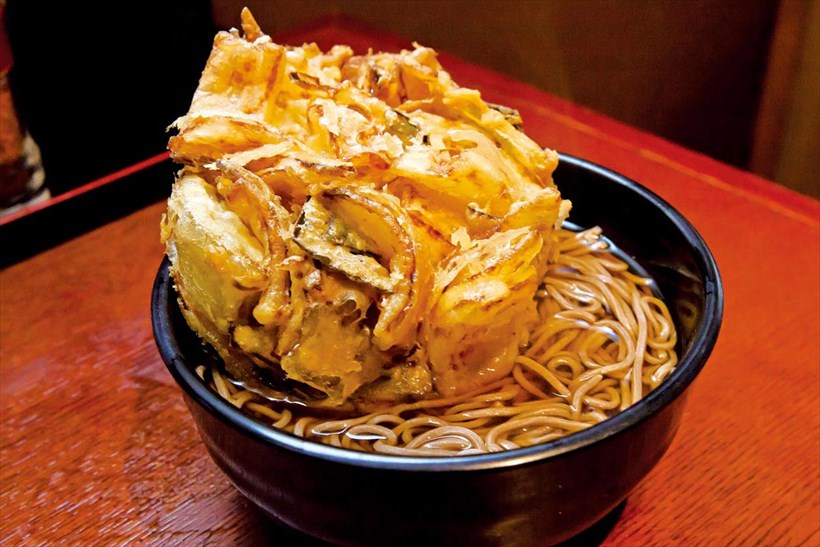 ↑特大かき揚げそば(370円)。かき揚げには玉ねぎを1 個使用。その甘みがつゆに溶け出し、そばの味わいがアップする