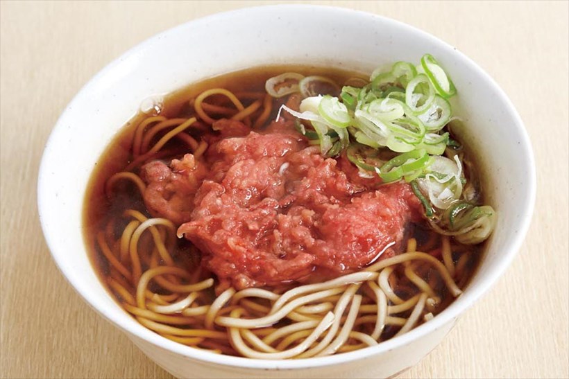 ↑「紅しょうが天そば」(320円)は、辛味と酸味がクセになるおいしさ