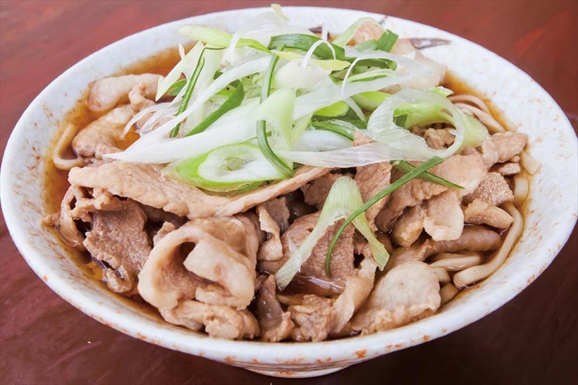 ↑肉そば(430円)。太麺と肉の食感がベストマッチ。ねぎが苦手な人は「ねぎ抜き」のオーダーも可能だ