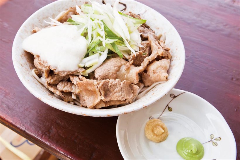 ↑冷やし肉そば(430円)にとろろ(50円)をトッピング。わさびやおろししょうがをつければ、味の変化も楽しめる