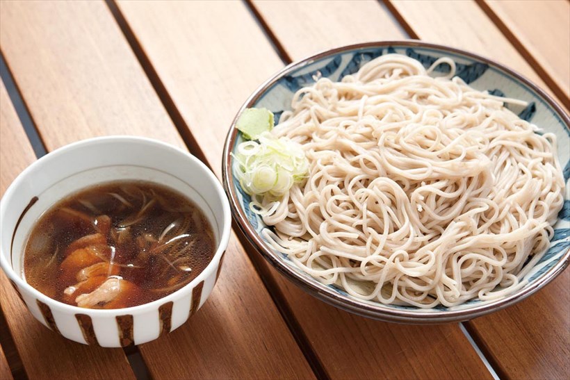 ↑鴨ブツつけそば(570円)。鴨のうまみが利いた温かいつけ汁で食べる。具材の鴨肉の弾力とうまみもすごい!