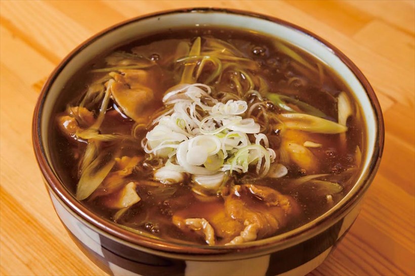 ↑カレー南蛮そば(500円)はつゆのうまみとスパイスの辛さ、香りが見事に調和している