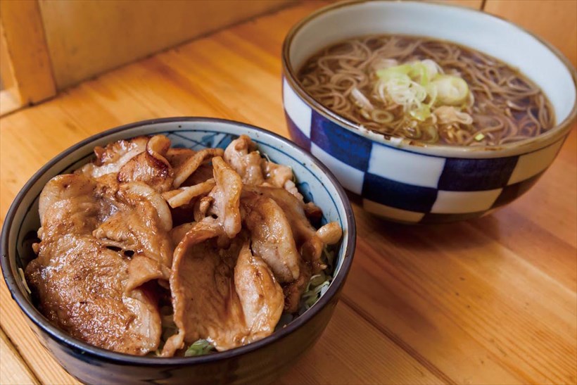 ↑生姜焼き丼セット(660)。生姜焼き丼はワインだれに漬けた豚肉の深い味わいが魅力。かけそば付きで量も大満足だ