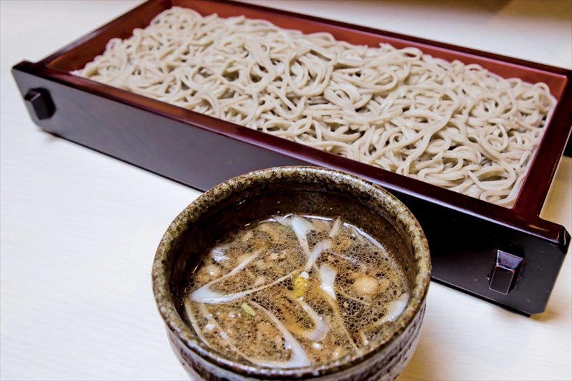 ↑きざみ鴨せいろ(550円)。つけ汁は鴨の脂が濃厚。そばに少しつけるだけで、そばの風味と鴨のうまみが同時に味わえる