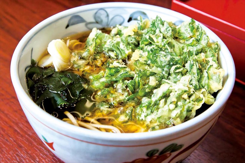 ↑春菊天そば(400円)。春菊天がつゆに溶けかかったところをそばと食べると最高。春菊の苦みが爽やかだ