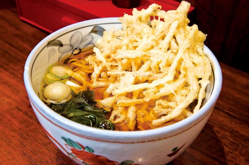 ↑「ごぼう天そば」(400円)は色白のごぼうで彩りがいい。シャキシャキ食感で甘みもある