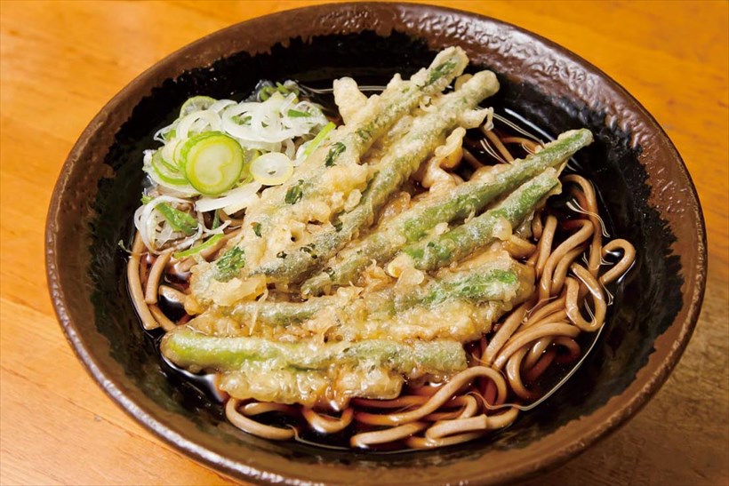 ↑「インゲン天そば」(400円)はいんげんをいかだ状に並べて揚げた天ぷらをトッピング。いんげんの豊かな香りが◎