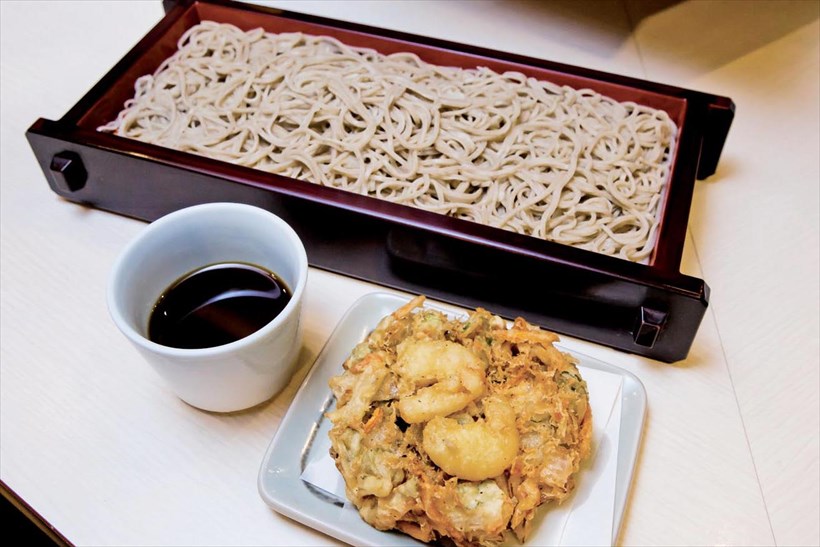 ↑かきあげ天せいろ(550円)。えびに玉ねぎ、にんじん、ごぼうなどが入ったかき揚げは、絶妙の火の通し方で、野菜の甘みを引き出している