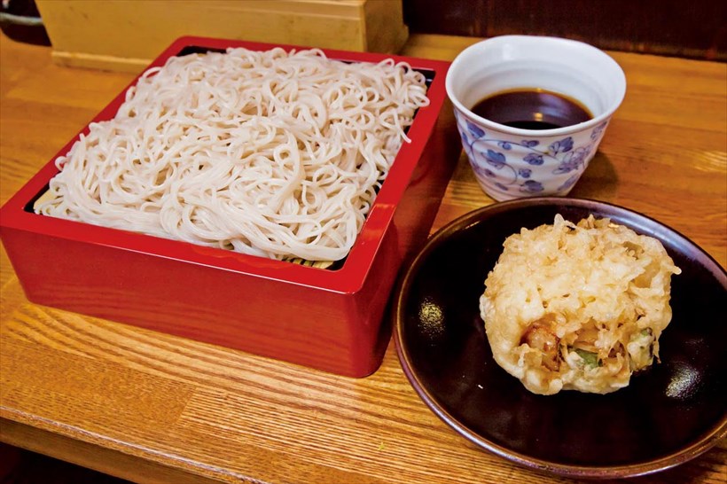 ↑天もりそば(490円)。色白で美しいそばは、細麺で長くても切れないコシがある。かき揚げは絶妙な火の通り加減でクリーミーな食感