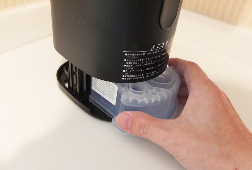 ↑洗浄充電器のカートリッジ交換用ボタンを押すと本体が上がるので、そこにカートリッジをセットして、再び本体を下に押し下げます。洗浄液が汚れてくると洗浄液残量表示ランプが赤く点灯して、交換時期を知らせてくれます