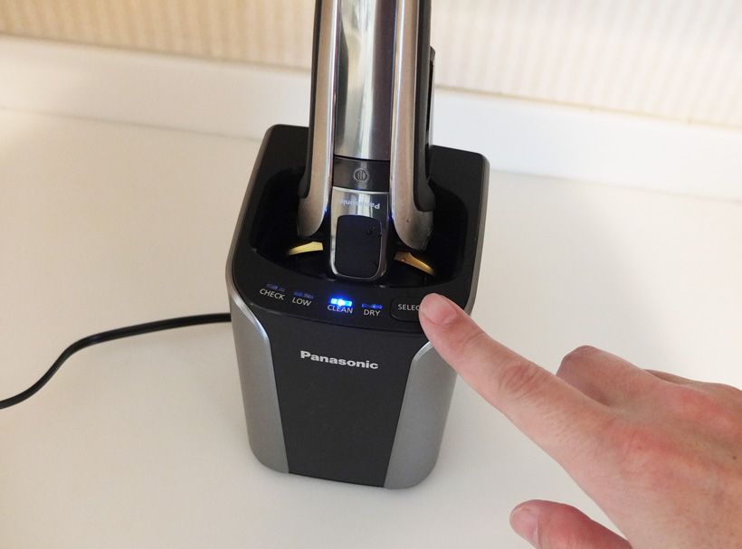 ↑充電乾燥器は、本体を差し込むと自動的に「充電コース」に入ります。「SELECT」ボタンを押すと洗浄・乾燥・充電を行う「全自動コース」に、もう一度「SELECT」ボタンを押すと「乾燥+充電コース」に移行します
