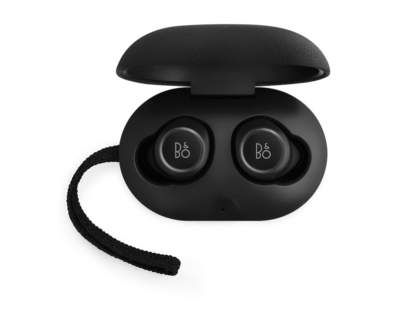 ↑B&O PLAY「Beoplay E8」。スタイリッシュなデザインに最先端のオーディオ技術を詰め込んだ
