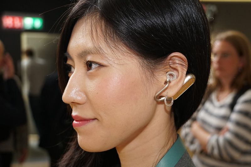 ↑ソニーモバイルが開発中のオープン型完全ワイヤレスイヤホン。音楽を聴きながら周囲の音に注意を向けられる