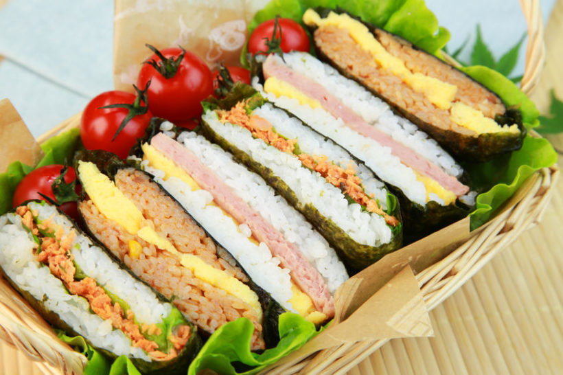 おにぎりは素手で握る派？　ラップ派？　それとも、おにぎらず派？