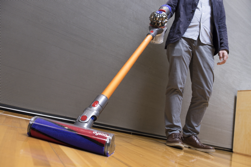 「何だこのスタミナは…?」編集部の大掃除で「Dyson V8 Fluffy」を使ってみたら、アメージングが止まらない!