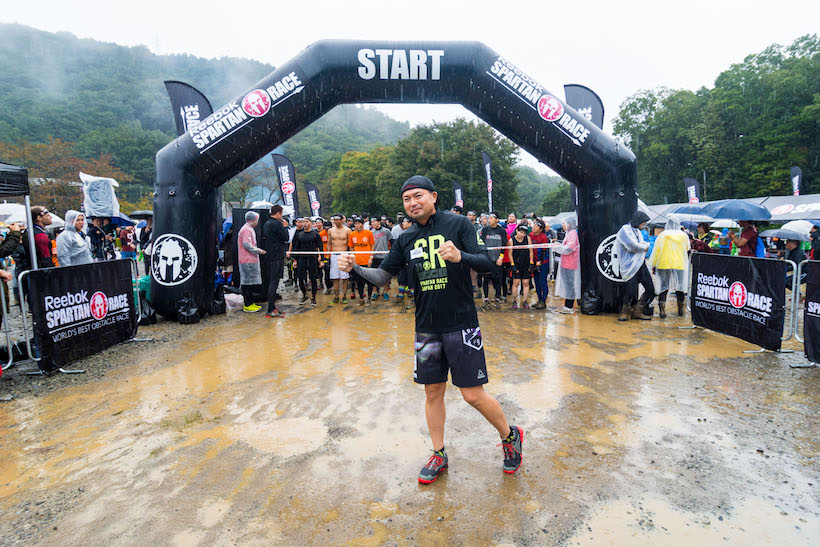 ↑朝から雨が降り続く10月21日(土)。次の日のレースは、台風直撃のため、残念ながら取りやめに。このときはまだ、ウエアがキレイだったな……
