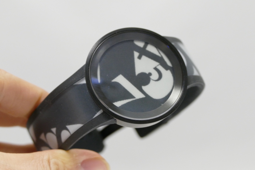 ↑FES Watch Uの文字盤とバンドには「アクティブマトリクス方式フレキシブル電子ペーパー」が使われている