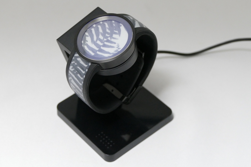 ↑リチウムイオン電池を内蔵していて、連続動作時間は約2週間。専用の充電台にセットすることで、約2.5時間で充電できる