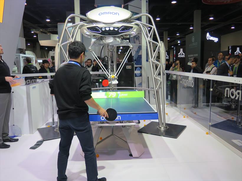 ↑卓球台の上にあるロボット本体の左右に搭載されたカメラで球の動きを3Dで捉えて、中央のカメラで人の動きを捉えて分析する