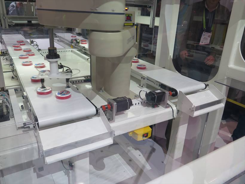 ↑2015年にアメリカの産業用ロボットメーカー・アデプト テクノロジー社を買収したオムロン。これは、ベルトコンベヤーにランダムに流れたきた製品をアームで反対側のベルトに運ぶロボット。こうした工業用ロボットも関心を集めていた